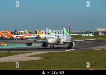 Das Flugzeug Airbus A321-251N der Fluggesellschaft TAP Air Portugal wartet auf die Abflugaufträge am Flughafen Lissabon Stockfoto