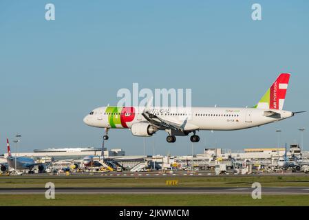 Der Airbus A321-251N der Fluggesellschaft TAP Air Portugal nähert sich der Start- und Landebahn am Flughafen Lissabon Stockfoto