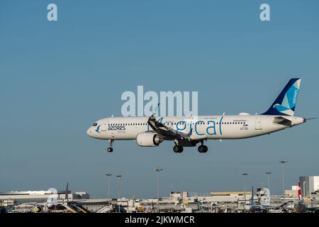 Das Flugzeug Azores Airlines (Magical Livery) Airbus A321-253NX nähert sich der Start- und Landebahn am Flughafen Lissabon Stockfoto