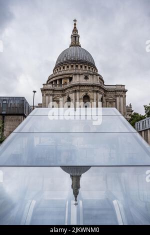 Spiegelung der ikonischen Kuppel und des Turms auf der St. Pauls Cathedral in London Spiegelung auf einem Glasdach über einer Rolltreppe in London, gesehen im Juli 20 Stockfoto