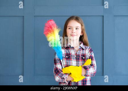 Mama kleine Helfer Mädchen Handschuhe Staubwedel Hausarbeit Stockfoto