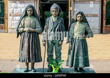 Eine Nahaufnahme der drei kleinen Hirtenstatuen vor dem Haupteingang der Basilika Stockfoto