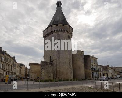 Blick auf die mittelalterliche Wehrturm der Hafeneinfahrt (Tour du Grand Port) in der französischen Stadt Libourne Stockfoto