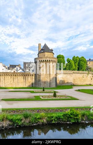 Vannes, alte Häuser im Garten der Stadtmauer Stockfoto