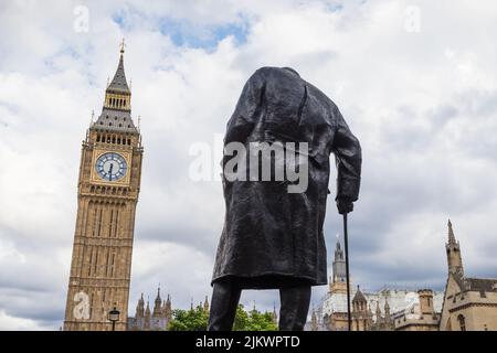 Die Statue von Sir Winston Churchill mit Blick auf das Parlamentsgebäude und den Big Ben im Großraum London wurde im August 2022 gesehen. Stockfoto