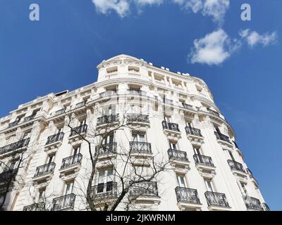 Eine Aufnahme eines typisch spanischen weißen Gebäudes unter blauem Himmel in Madrid, Spanien Stockfoto