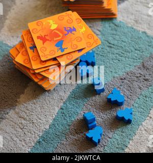 Eine Karten und Figuren des Mindok Carcassonne Junior Brettspiels Stockfoto