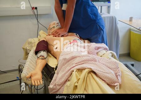 Anästhesiologische Studenten während einer Reanimationsübung in einer kritischen Situation an der medizinischen Fakultät von Nimes. Die Schüler trainieren auf einem Roboter-Dummy SIM man 3 G. Stockfoto