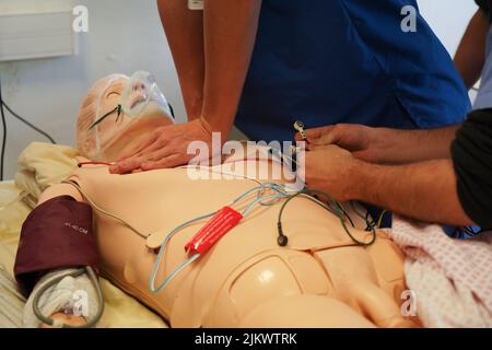 Anästhesiologische Studenten während einer Reanimationsübung in einer kritischen Situation an der medizinischen Fakultät von Nimes. Die Schüler trainieren auf einem Roboter-Dummy SIM man 3 G. Stockfoto