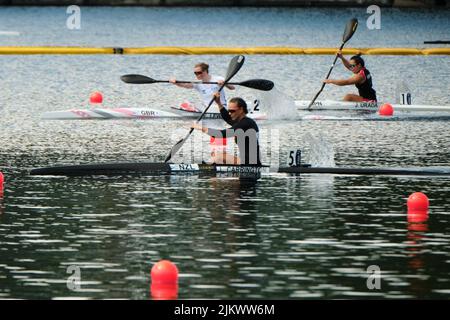 Dartmouth, Kanada. 3.. August 2022. Die neuseeländische Olympiasiegerin Lisa Carrington gewinnt beim Frauen-K1 500m-Rennen bei der Weltmeisterschaft ihren Qualifikationslauf, um die Woche gut zu starten. Später in dieser Woche geht sie nun ins Halbfinale. Die ICF Kanurennsport- und Paracanoe-Weltmeisterschaft 2022 findet dieses Jahr vom 3. Bis 7. August auf dem Lake Banook in Dartmouth (Halifax) statt. Kredit: Meanderingemu/Alamy Live Nachrichten Stockfoto