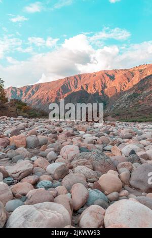 Eine vertikale Aufnahme eines Kieselfeldes im Chicamocha Canyon, Santander, Kolumbien Stockfoto
