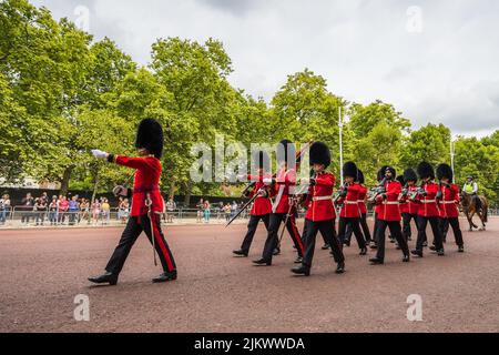 Soldat marschiert die Mall zum Buckingham Palace zur Wachablösung im Herzen Londons, die im August 2022 zu sehen war. Stockfoto