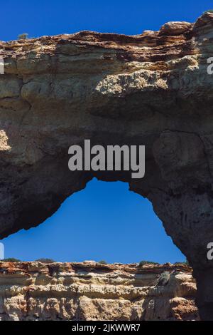 Eine vertikale Aufnahme von Felsformationen an der Algarve, Portugal Stockfoto