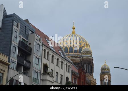 Eine vertikale Aufnahme der Neuen Synagoge Berlin, Centrum Judaicum in Berlin, Deutschland mit blauem, klarem Himmel Stockfoto