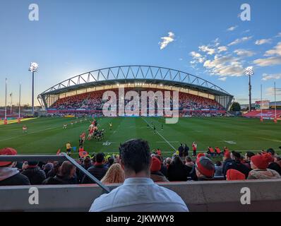 Ein Mann, der das Team von Munster beim Rugby-Spielen im Thomond Park in Limerick, Irland, beobachtet Stockfoto