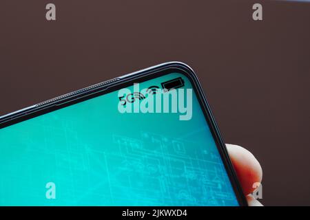 Brasilien. 03. August 2022. In dieser Abbildung wird das Internet-Symbol 5G auf einem Smartphone-Bildschirm angezeigt. (Foto von Rafael Henrique/SOPA Images/Sipa USA) Quelle: SIPA USA/Alamy Live News Stockfoto