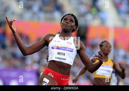 Birmingham, Großbritannien. 03. August 2022. Daryll Neita aus England gewinnt am 8/3/2022 ihr Halbfinale 100m in Birmingham, Großbritannien. (Foto von Conor Molloy/News Images/Sipa USA) Quelle: SIPA USA/Alamy Live News Stockfoto