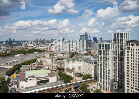 Blick auf das Southbank Centre und Waterloo von der Spitze des London Eye im August 2022. Stockfoto