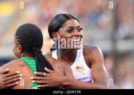 Birmingham, Großbritannien. 03. August 2022. Daryll Neita aus England feiert den Gewinn ihres Halbfinales 100m in Birmingham, Großbritannien am 8/3/2022. (Foto von Conor Molloy/News Images/Sipa USA) Quelle: SIPA USA/Alamy Live News Stockfoto