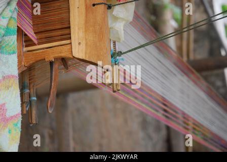 Traditionelle Loas Webstuhl in Textil Weberei Dorf am Fluss Stockfoto