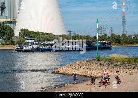 Niedriger Wasserstand auf dem Rhein, Banken vertrocknen, Schifffahrt kann nur mit reduzierter Ladung und Geschwindigkeit fahren, Duisburg-Walsum, Kohlekraftwerk Walsum, NRW Stockfoto