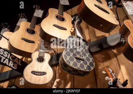 Augusta, GA USA - 10 18 21: Guitar Center Innenansicht nach oben Stockfoto