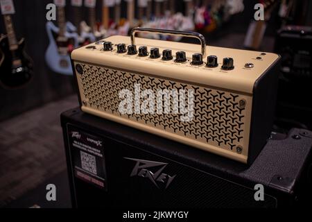 Augusta, GA USA - 10 18 21: Guitar Center interior Tweed amplifier Stockfoto