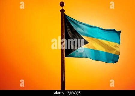 Eine Darstellung der Bahamas-Flagge aus dem Jahr 3D, die im Wind winkt, mit orangefarbenem Hintergrund Stockfoto