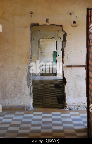 Türen in Tuol Sleng Kambodscha Stockfoto