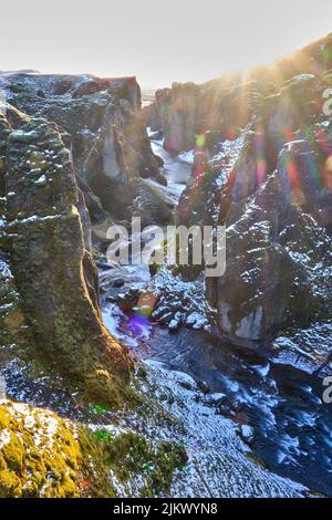 Fjadrargljufur Canyon, Südisland, Fjadra River, in der Nähe von Kirkjubaejarklaustur. Gewundener Fluss durch steile, wackelige Schlucht im Winter Stockfoto