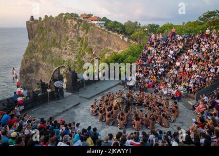 Eine Gruppe von Menschen im Uluwatu Tempel und Kecak Tradition Feuertanz in Bali, Indonesien Stockfoto