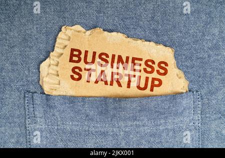Geschäfts- und Finanzkonzept. Ein Stück Papier ragt aus seiner Hemdtasche mit der Aufschrift - BUSINESS STARTUP Stockfoto