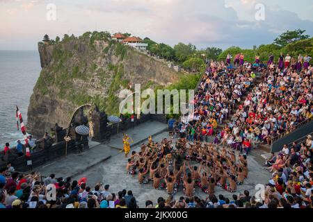 Eine Gruppe von Menschen im Uluwatu Tempel und Kecak Tradition Feuertanz in Bali, Indonesien Stockfoto