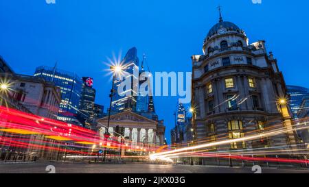 Eine lange Belichtung, die die Verkehrswege an einer geschäftigen Kreuzung erfasst, an der Cornhill, Lombard Street und Threadneedle Street aufeinandertreffen. Die Royal Exchange, Bank Stockfoto