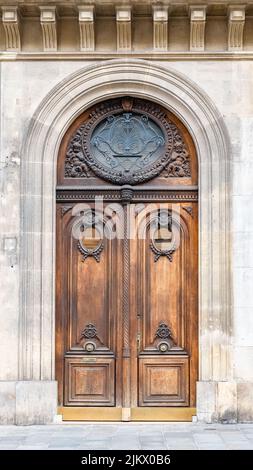 Paris, eine alte Holztür, typisches Gebäude im 9. Arrondissement Stockfoto