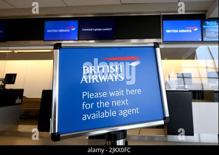 New York, USA. 03. August 2022. Ansicht des Abflugterminals von British Airlines am John F. Kennedy International Airport im New Yorker Stadtteil Queens, NY, 3. August 2022. British Airlines gab bekannt, dass sie den Ticketverkauf auf allen inländischen und europäischen Strecken vom Flughafen London Heathrow vorübergehend aussetzen wird, um die Anzahl der täglichen Passagiere zu besetzen, da der Flughafen mit einer Erholung der Reisenden zurechtkommt. (Foto von Anthony Behar/Sipa USA) Quelle: SIPA USA/Alamy Live News Stockfoto