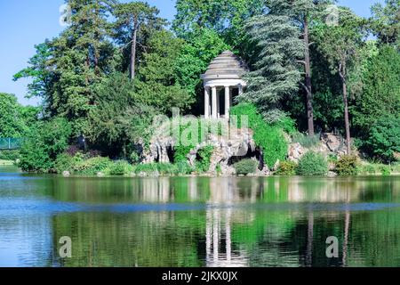 Vincennes, der Tempel der Liebe und künstliche Grotte am Daumesnil-See, im öffentlichen Park Stockfoto