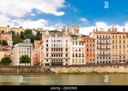 Vieux-Lyon, bunte Häuser im Zentrum, am Fluss Saone, mit der Kathedrale Fourviere im Hintergrund Stockfoto
