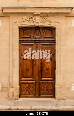 Avignon, eine alte Holztür, typisches Gebäude im Süden Frankreichs Stockfoto