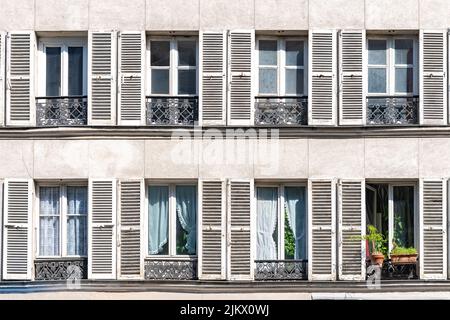 Paris, wunderschöne Fassade im Marais, Detail der Fenster Stockfoto
