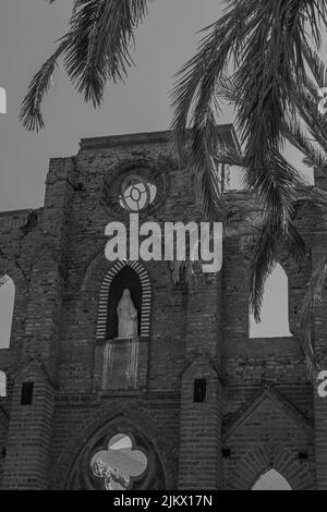 Eine vertikale Graustufenaufnahme einer Kirche aus dem 20.. Jahrhundert in Chile Stockfoto