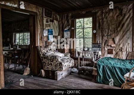 Innenansicht einer verlassenen Trapper-Hütte in der Nähe von Lower Laberge im kanadischen Yukon Stockfoto