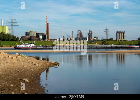 Niedriger Wasserstand auf dem Rhein, Ufer fallen trocken, Sandbänke im Fluss, Schifffahrt kann nur mit reduzierter Ladung und Geschwindigkeit segeln, thyssenkrupp Steel, Roh Stockfoto