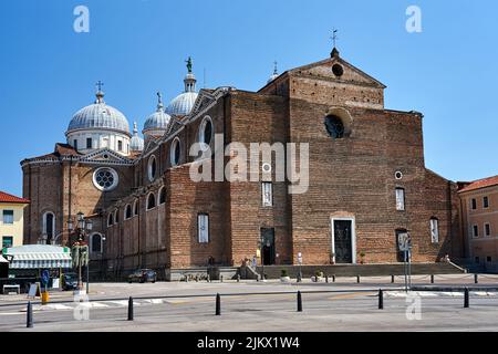 Fassade und Kuppeln der mittelalterlichen Basilica de Santa Justina Kirche in der Stadt Padua, Italien Stockfoto