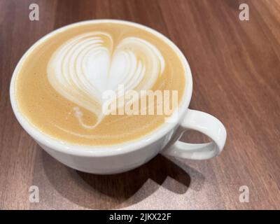 Eine Nahaufnahme einer schönen Latte-Kunst in einem Becher. Stockfoto