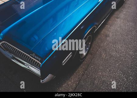 Details des historischen Oldtimers Mercury mit blauer Farbe. Oldtimer gesehen in der Stadt München Stockfoto