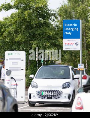 Tesco EV (Elektrofahrzeug) Ladestation - Großbritannien Stockfoto