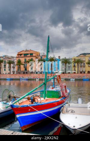 Farbenfrohes Fischerboot auf den Docks von Bosa Sardinia Italien Stockfoto