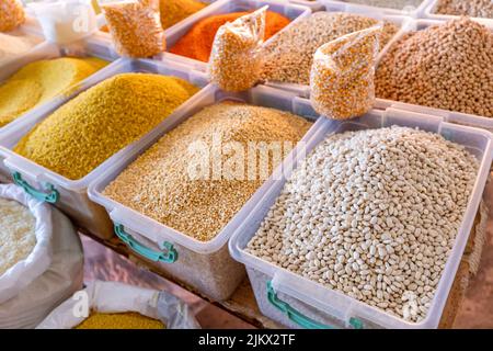 Viele verschiedene Getreide und Hülsenfrüchte werden im Laden oder auf dem Markt verkauft. Agrarkulturen und Getreidepreise Stockfoto