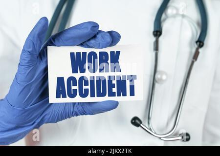 Medizinkonzept. Der Arzt hält eine Visitenkarte mit der Aussage: Stockfoto